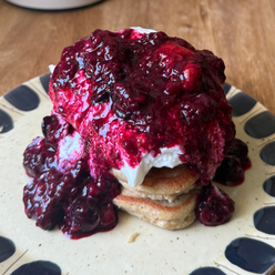 Fluffige Haferflocken-Pancakes mit Hüttenkäse & warmen Beeren